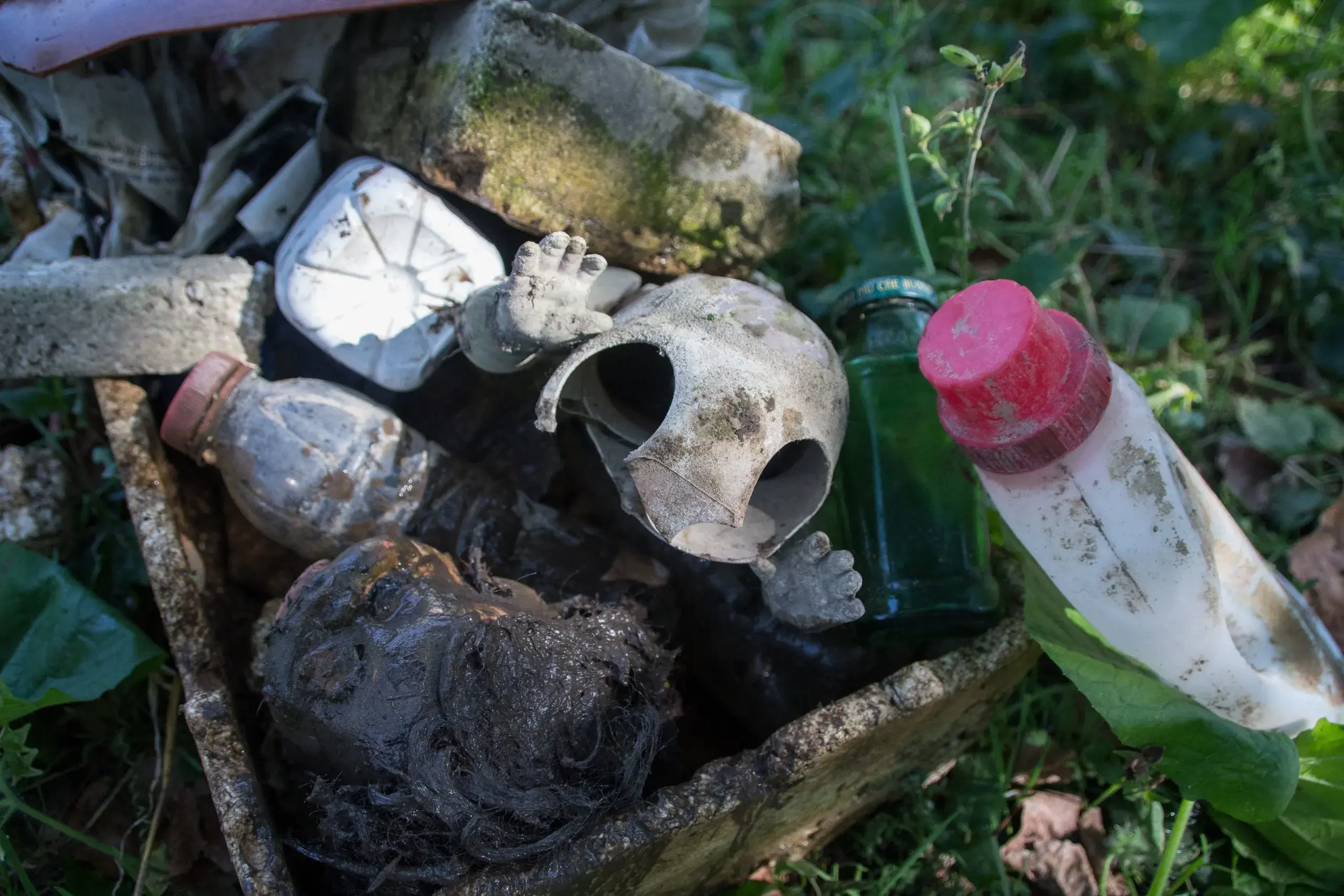 Rifiuti raccolti dal gruppo di volontari “Angeli del Chiese” in una delle loro uscite per pulire il fiume.