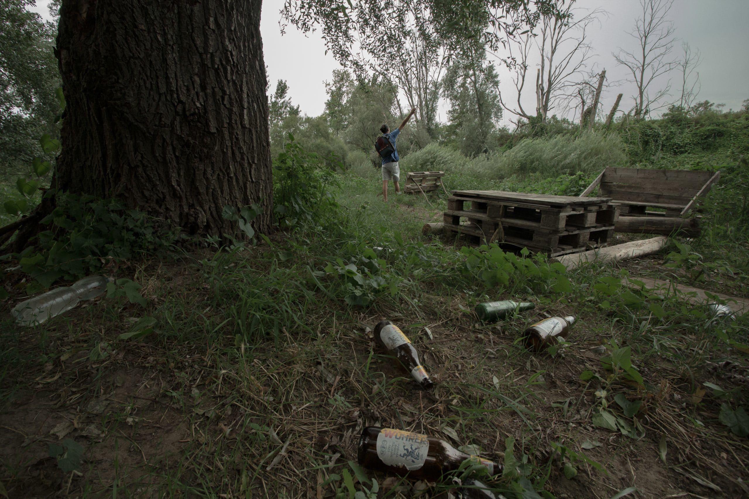 Il Chiese resta comunque un luogo di ritrovo nelle festività: tipico per i ragazzi della zona è passare la Pasquetta sulle sue sponde, dove costruiscono baracche e accendono fuochi per rendere il loro soggiorno più gradevole. Questo è quello che è rimasto cinque mesi dopo il loro passaggio.